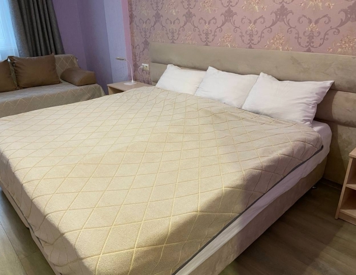 Номер улучшенный семейный с 1 двуспальной кроватью (с полупансионом) - Отель «Лаванда» Гагра